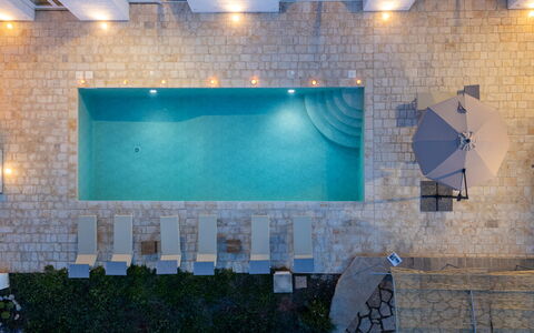 Villa Puspo 8: Zwembad, Blauw, Buitenmeubels, Flooring, Toevlucht, Verdieping, Samengesteld Materiaal, Waterpartij, Thermae, Ligstoel