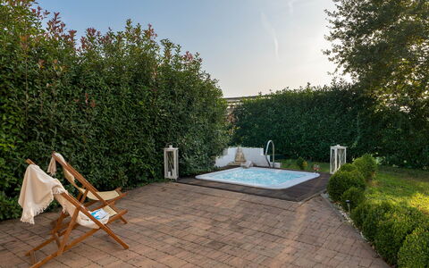 Villa Laguna 10: Zwembad, Struik, Tuin, Buitenmeubels, Vrije Tijd, Backyard, Landscaping, Schaduw, Waterpartij, Werf