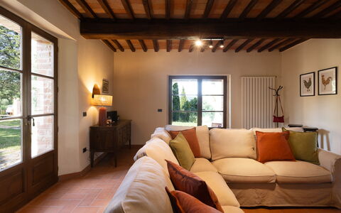 Podere San Lorenzo 12: Meubilair, Interieur Ontwerp, Flooring, Muur, Verdieping, Bankstel, Hout, Plafond, Kamer, Woonkamer