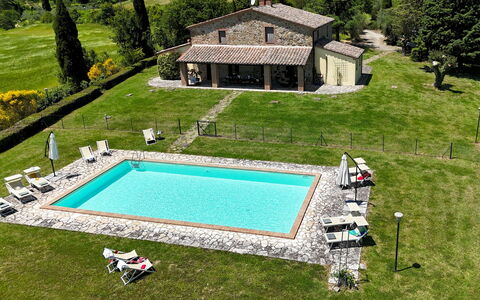 Podere San Lorenzo 12: Zwembad, Boerderij, Landgoed, Verblijf, Gazon, Hacienda, Villa, Backyard, Toevlucht, Werf