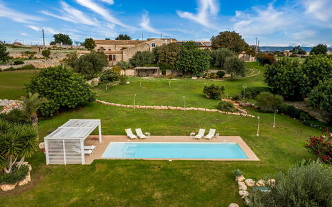 Villa Ramunna 6: Zwembad, Landschap, Landgoed, Tuin, Gazon, Boerderij, Toevlucht, Hacienda, Villa, Landscaping
