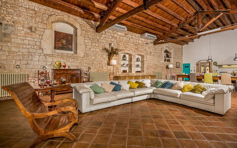 Villa Ramunna 6: Meubilair, Muur, Interieur Ontwerp, Flooring, Bankstel, Hout, Verdieping, Plafond, Woonkamer, Kamer