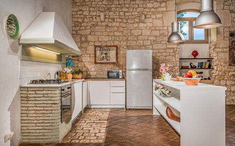 Villa Ramunna 6: Keuken, Toestel Van De Keuken, Major Appliance, Flooring, Interieur Ontwerp, Muur, Meubilair, Countertop, Huishoudapparatuur, Verdieping