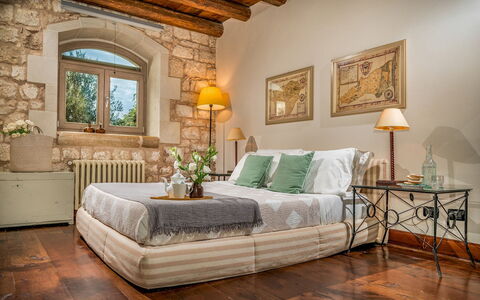 Villa Ramunna 6: Meubilair, Interieur Ontwerp, Bed, Slaapkamer, Muur, Flooring, Kamer, Bedding, Laken, Linens