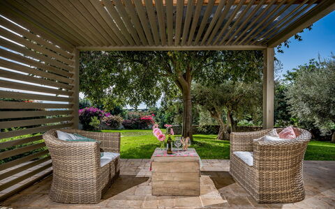 Villa Ramunna 6: Meubilair, Hout, Buitenmeubels, Tuin, Veranda, Schaduw, Buitentafel, Outdoor Structuur, Stoel