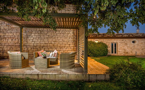 Villa Ramunna 6: Hout, Meubilair, Buitenmeubels, Tuin, Land Lot, Schaduw, Backyard, Steen, Stoel, Patio