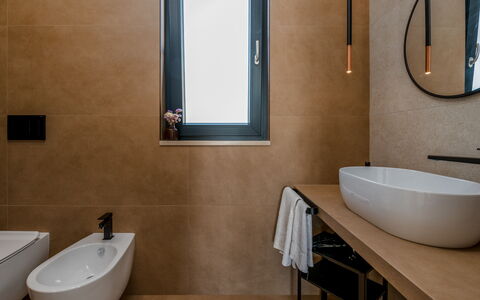 Kapoka 6: Muur, Flooring, Verdieping, Loodgieterswerkinrichting, Badkamer, Interieur Ontwerp, Wastafel In De Badkamer, Bruin, Wastafel, Spiegel