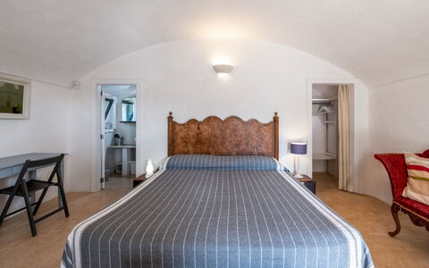 Trullo Luna 6+1: Meubilair, Slaapkamer, Huis, Bed, Bed Frame, Appartement, Bedding, Laken, Hotel, Suite