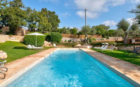 Trullo Luna 6+1: Blauw, Zwembad, Toevlucht, Waterpartij, Tuin, Landscaping, Buitenmeubels, Hacienda, Flagstone, Backyard