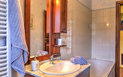 Villa Ipazia 6: Loodgieterswerkinrichting, Wastafel In De Badkamer, Flooring, Interieur Ontwerp, Wastafel, Badkamer, Verdieping, Kraan, Loodgieter, Meubilair