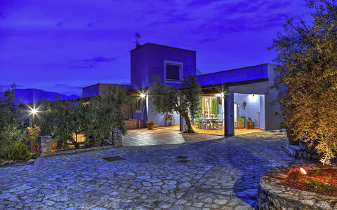 Villa Ipazia 6: Blauw, Nacht, Huis, Middernacht, Landschap Verlichting, Landgoed, Beveiliging Verlichting, Elektriciteit, Tuin, Landscaping