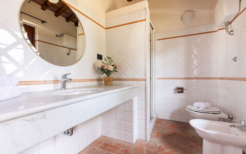 Casale Fienile 8: Flooring, Interieur Ontwerp, Verdieping, Loodgieterswerkinrichting, Kraan, Badkamer, Loodgieter, Plafond, Wastafel, Tegel