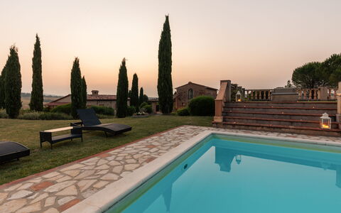 Casale Fienile 8: Zwembad, Buitenmeubels, Landgoed, Hacienda, Schaduw, Binnenplaats, Villa, Toevlucht, Landscaping, Werf