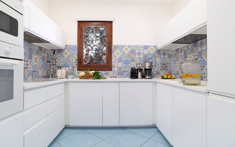 Villa Sandra 10: Blauw, Keuken, Flooring, Interieur Ontwerp, Verdieping, Tegel, Countertop, Mozaïek, Major Appliance, Toestel Van De Keuken