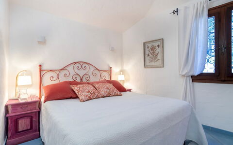 Villa Sandra 10: Meubilair, Bed, Slaapkamer, Interieur Ontwerp, Laken, Verdieping, Bedding, Flooring, Linens, Huis