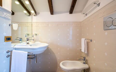 Tenuta Cavi 10: Interieur Ontwerp, Flooring, Verdieping, Loodgieterswerkinrichting, Plafond, Badkamer, Kamer, Kraan, Loodgieter, Wastafel