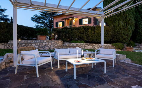 Tenuta Cavi 10: Meubilair, Buitenmeubels, Stoel, Schaduw, Tuin, Outdoor Structuur, Buitentafel, Patio, Landscaping, Ontwerp