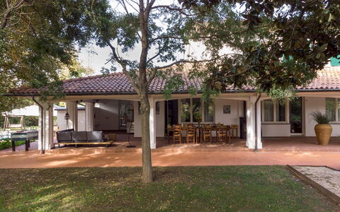 La Scuderia 8: Woongebied, Huis, Huis, Dak, Schaduw, Deur, Veranda, Landgoed, Kolom, Gazon