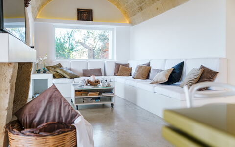 Kyvos 10: Meubilair, Interieur Ontwerp, Muur, Bankstel, Flooring, Verdieping, Plafond, Verlichting, Woonkamer, Kamer