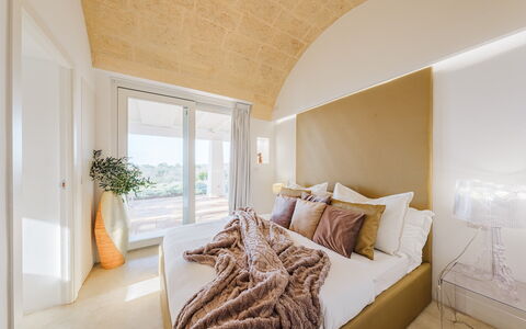 Kyvos 10: Bed, Interieur Ontwerp, Slaapkamer, Meubilair, Flooring, Bedding, Laken, Verdieping, Hout, Linens