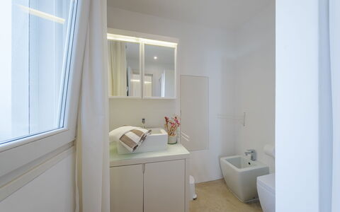 Kyvos 10: Flooring, Interieur Ontwerp, Verdieping, Muur, Hout, Loodgieterswerkinrichting, Plafond, Badkamer, Kamer, Verlichting