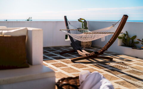 Kyvos 10: Meubilair, Buitenmeubels, Zee, Stoel, Oceaan, Wicker, Schaduw, Kust, Balkon, Hardwood