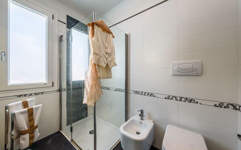 Dimora Solaris 6: Flooring, Loodgieterswerkinrichting, Verdieping, Badkamer, Interieur Ontwerp, Loodgieter, Kraan, Tegel, Toilet