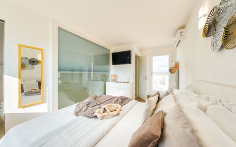 Dimora Solaris 6: Bed, Interieur Ontwerp, Slaapkamer, Meubilair, Flooring, Verdieping, Hout, Bedding, Plafond, Laken