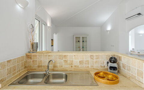 Villa la Maddalena 6+2: Muur, Interieur Ontwerp, Flooring, Plafond, Countertop, Verdieping, Loodgieterswerkinrichting, Kamer, Verlichting, Keuken