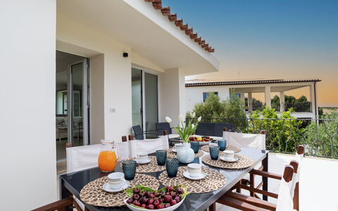 Villa la Maddalena 6+2: Meubilair, Huis, Stoel, Appartement, Buitenmeubels, Keuken En Eettafel, Deur, Balkon, Buitentafel, Schaduw