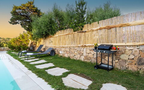 Villa la Maddalena 6+2: Zwembad, Buitenmeubels, Tuin, Backyard, Landscaping, Toevlucht, Schaduw, Werf, Ligstoel, Gazon