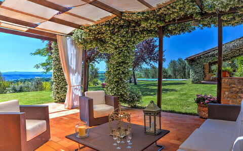 Casale Tre Cipressi 10: Tuin, Struik, Meubilair, Land Lot, Schaduw, Landscaping, Buitenmeubels, Backyard, Eco Hotel