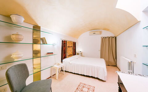 Villa dei Glicini 8+2: Muur, Interieur Ontwerp, Verdieping, Flooring, Meubilair, Plafond, Slaapkamer, Kamer, Bed, Verlichting