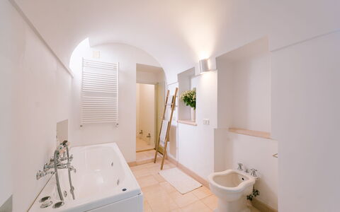 Villa dei Glicini 8+2: Muur, Flooring, Loodgieterswerkinrichting, Verdieping, Badkamer, Interieur Ontwerp, Bad, Plafond, Verlichting, Loodgieter