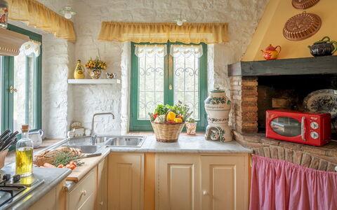 Casale delle Farfalle 12: Interieur Ontwerp, Meubilair, Hout, Keuken, Verlichting, Kamer, Huis, Flooring, Plafond, Cabinetry