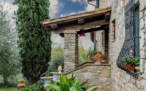 Casale delle Farfalle 12: Muur, Struik, Huis, Stenen Muur, Verblijf, Tuin, Landscaping, Steen, Bloempot, Landgoed