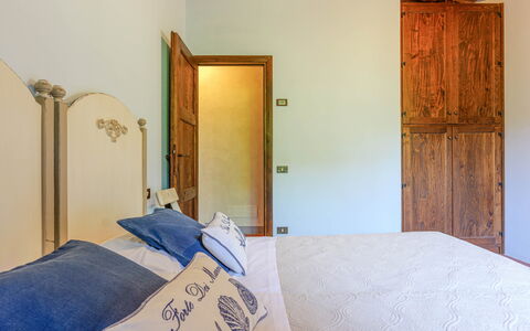 Villa Jasmine 8: Hout, Interieur Ontwerp, Slaapkamer, Meubilair, Bed, Laken, Flooring, Verdieping, Kamer, Bedding