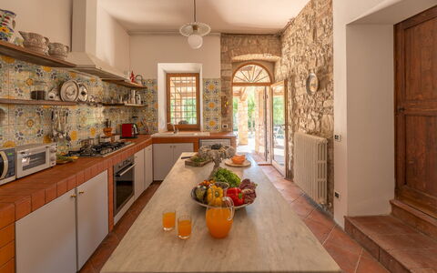 Villa la Pizzichina 10: Interieur Ontwerp, Keuken, Flooring, Meubilair, Plafond, Verdieping, Verlichting, Huis, Countertop, Kamer