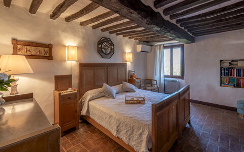 Villa la Pizzichina 10: Muur, Meubilair, Slaapkamer, Bed, Huis, Bed Frame, Bedding, Laken, Flooring, Lade