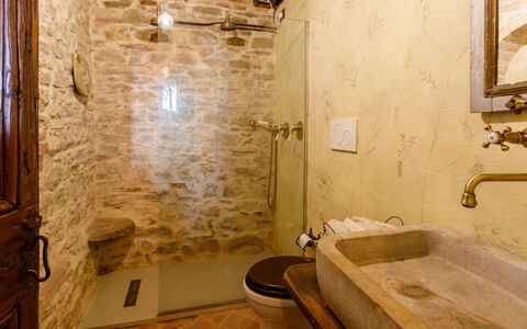 Casalina 8: Muur, Loodgieterswerkinrichting, Badkamer, Kraan, Interieur Ontwerp, Flooring, Loodgieter, Wastafel, Wastafel In De Badkamer, Verdieping