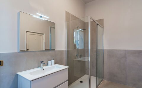 Villa la Cicaliera 10: Flooring, Verdieping, Badkamer, Loodgieterswerkinrichting, Interieur Ontwerp, Loodgieter, Kraan, Spiegel, Kamer, Badkamerkast
