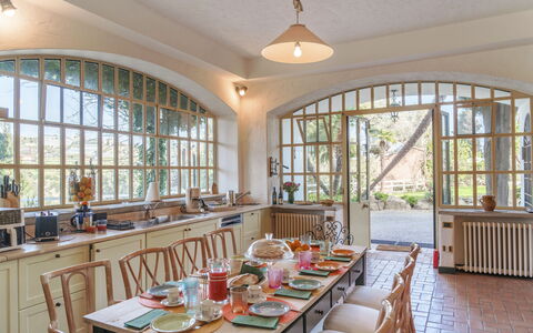 Villa la Cicaliera 10: Meubilair, Interieur Ontwerp, Tafel, Stoel, Keuken En Eettafel, Flooring, Verlichting, Plafond, Keuken, Eetkamer