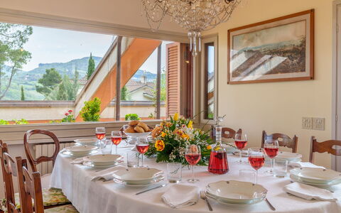 Villa Lia 10: Meubilair, Tafel, Interieur Ontwerp, Tafelkleed, Stoel, Eetkamer, Tableware, Keuken En Eettafel, Plafond, Linens