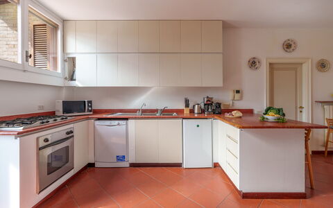 Villa Lia 10: Toestel Van De Keuken, Keuken, Countertop, Major Appliance, Cabinetry, Flooring, Interieur Ontwerp, Hout, Huishoudapparatuur, Fornuis