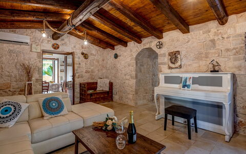 Trulli Italia 6+2: Meubilair, Muur, Flooring, Interieur Ontwerp, Verdieping, Plafond, Tafel, Bankstel, Kamer, Woonkamer