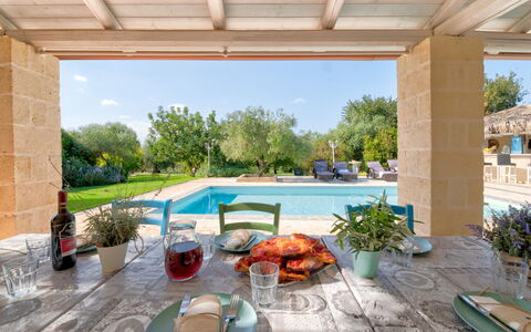 Trulli Italia 6+2: Meubilair, Buitenmeubels, Stoel, Tuin, Schaduw, Landgoed, Zwembad, Landscaping, Toevlucht, Patio