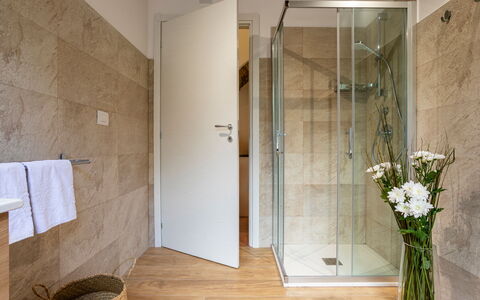 Vigne Dell'Etna 6: Flooring, Verdieping, Muur, Interieur Ontwerp, Hout, Loodgieterswerkinrichting, Badkamer, Deur, Verlichting, Kamer