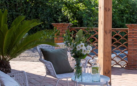 Vigne Dell'Etna 6: Meubilair, Buitenmeubels, Stoel, Buitentafel, Bloempot, Tafel, Tuin, Patio, Wicker, Schaduw