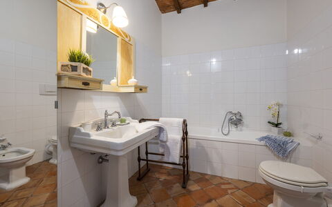 Podere Casanovina 12: Badkamer, Loodgieterswerkinrichting, Flooring, Interieur Ontwerp, Wastafel In De Badkamer, Verdieping, Wastafel, Kraan, Loodgieter, Toilet