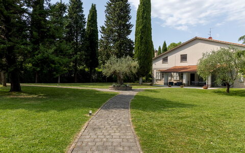 La Casetta 12: Boom, Huis, Struik, Gazon, Tuin, Landgoed, Verblijf, Schaduw, Landscaping, Werf